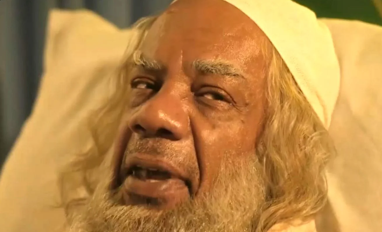 سفر در زمان | سیروس کهوری نژاد «شیخ» سریال بیگانگان با تیپ و استایل اوباما جنجال به پا کرد - تصویر شاخص