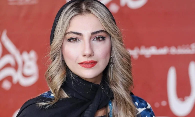 عکس | حضور محیا دهقانی و هنرمندان باغ فردوس/ خانم بازیگر با چهره خندان در تجمعات
