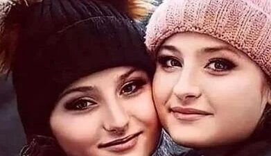 استایل و چهره متفاوت سارا و نیکا در یک مراسم خاص؛ چقد عمل زیبایی دارند