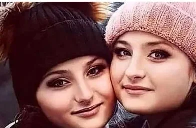 استایل و چهره متفاوت سارا و نیکا در یک مراسم خاص؛ چقد عمل زیبایی دارند - تصویر شاخص