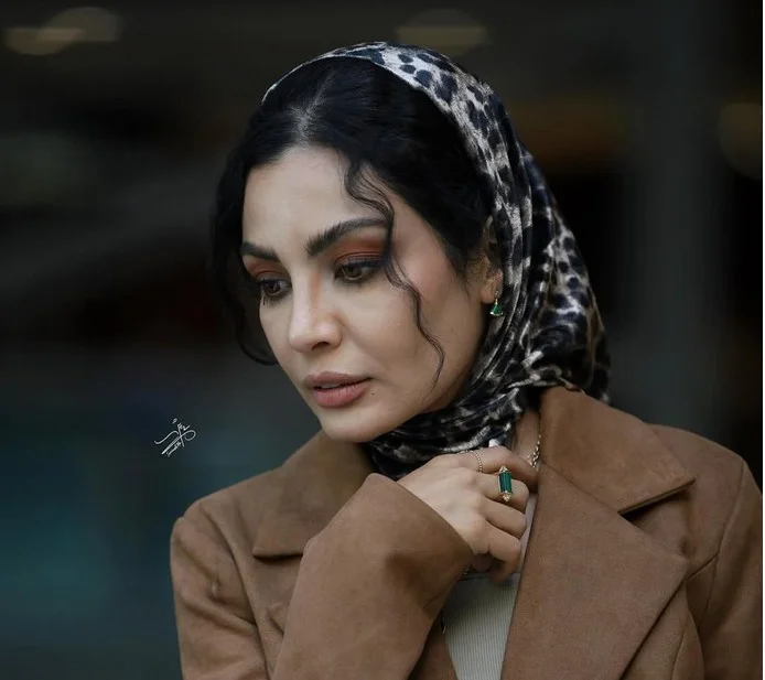 عکس| نگاهی به تیپ و استایل هنری بازیگران در پنجمین روز از جشنواره فیلم کوتاه - تصویر شاخص