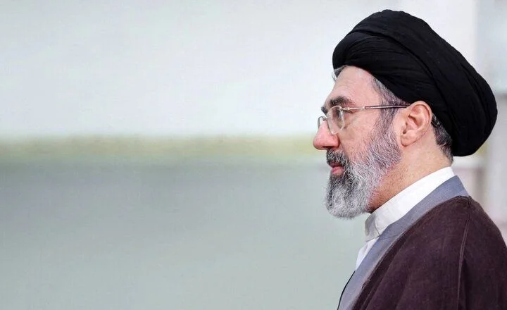 عکس | نگاهی به حضور آیت الله سیدمجتبی خامنه ای رهبری  انقلاب  در مکانی که حیرت می کنید - تصویر شاخص