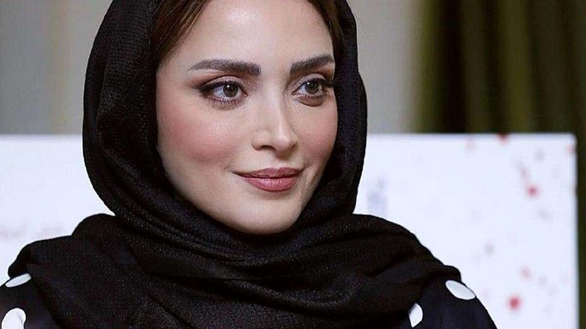 عکس| سفر در زمان؛ تیپ و چهرۀ عجیب «بهنوش طباطبایی» در مراسم اکران یک فیلم