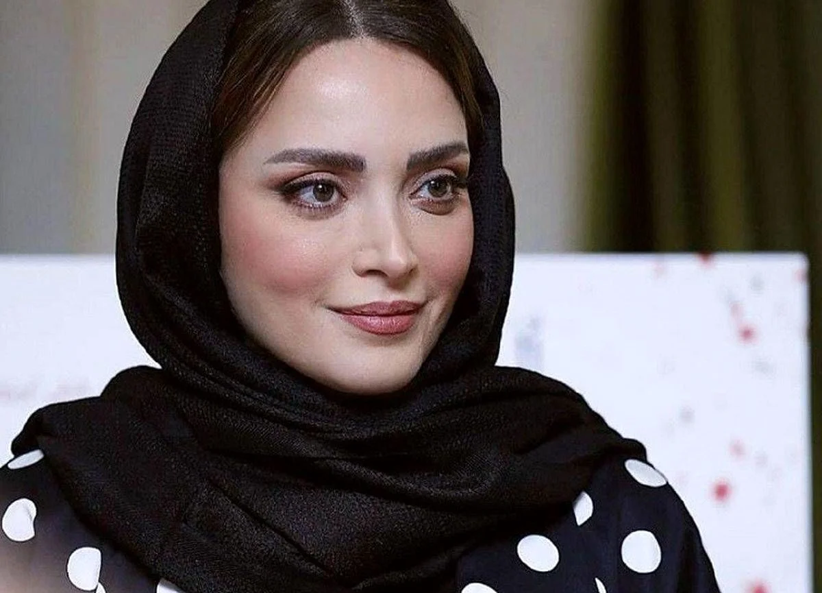 عکس| سفر در زمان؛ تیپ و چهرۀ عجیب «بهنوش طباطبایی» در مراسم اکران یک فیلم - تصویر شاخص