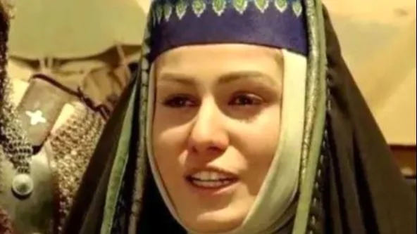 عکس | سفر زمان؛ تغییر چهرۀ رز رضوی «هانیه، همسر وهب نصرانی» (مختارنامه) در 43 سالگی در یک مراسم - تصویر شاخص