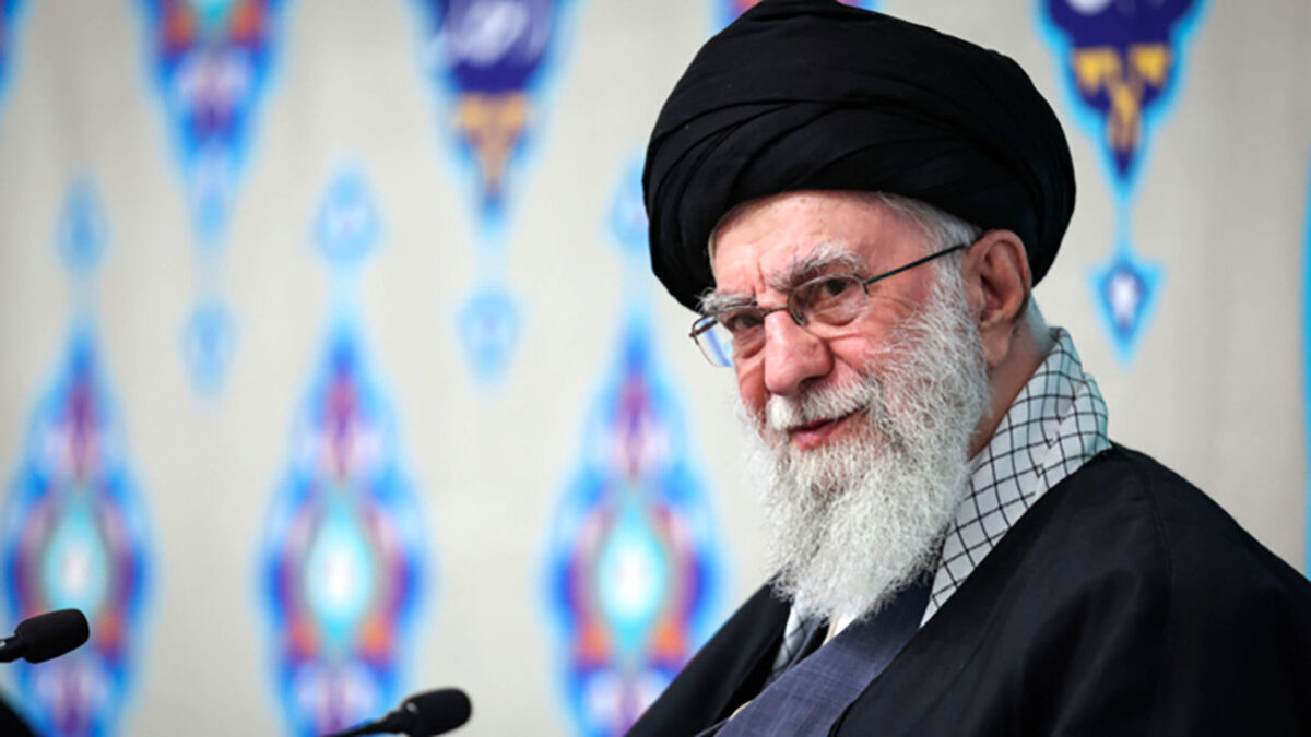عکس | سفر در زمان؛ 2 بازیگر سرشناس در حال نماز خواندن پشت سر «رهبری شهید انقلاب» در بیت رهبری