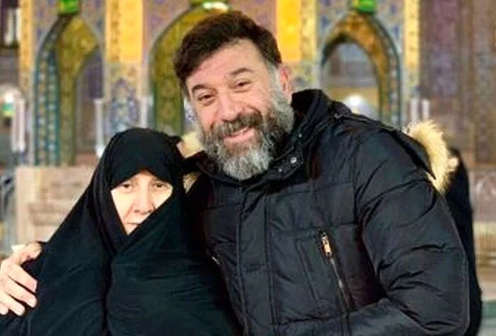 عکس| نگاهی به رخت عزا و صورت ریش دار علی انصاریان در مراسم ختم پدرش / آقای بازیگر در غمگین ترین حالت ممکن - تصویر شاخص