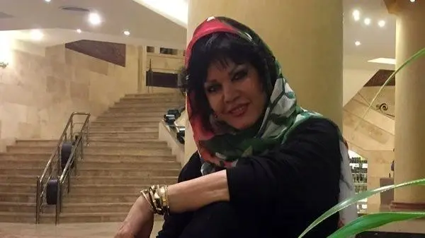 عکس | نگاهی به چیدمان و خانه و زندگی فرزانه کابلی( بازیگر فیلم علی کوچولو) همسر مرحوم هادی مرزبان در مراسم شوهرش
