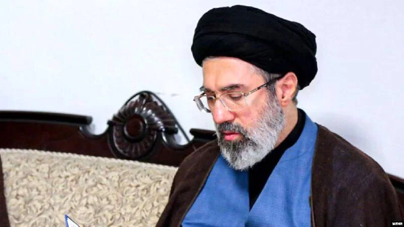 عکس| سادگی و وقار همسر شهید آیت الله مجتبی خامنه ای بین مردم - تصویر شاخص
