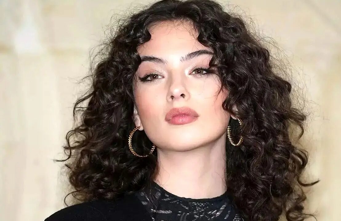 جذابیت خاص دوا کَسل دختر مونیکا بلوچی با تیپ کلاسیک؛ چقدر خوشکله - تصویر شاخص