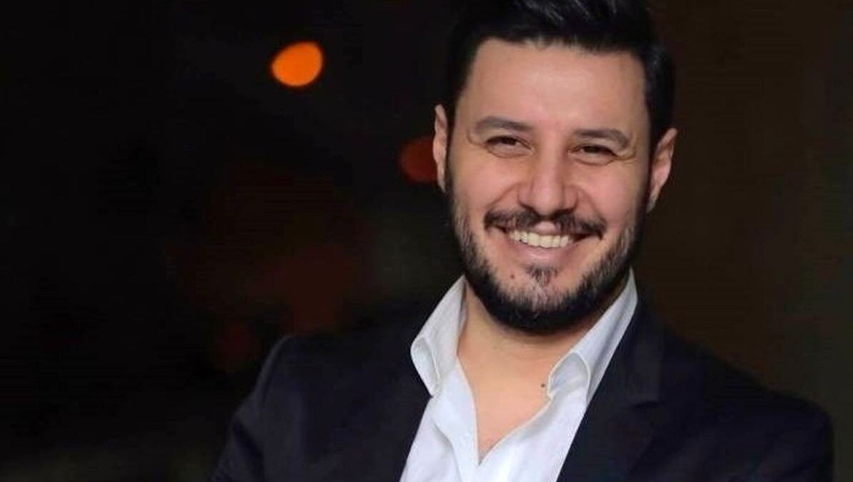 جواد عزتی مرزهای استایل را جا به جا کرد؛ تیپ راحت آقای بازیگر وسط خیابان