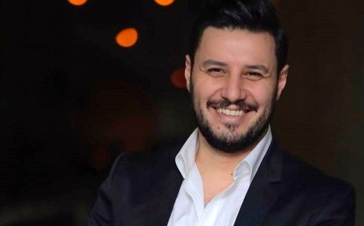 جواد عزتی مرزهای استایل را جا به جا کرد؛ تیپ راحت آقای بازیگر وسط خیابان - تصویر شاخص
