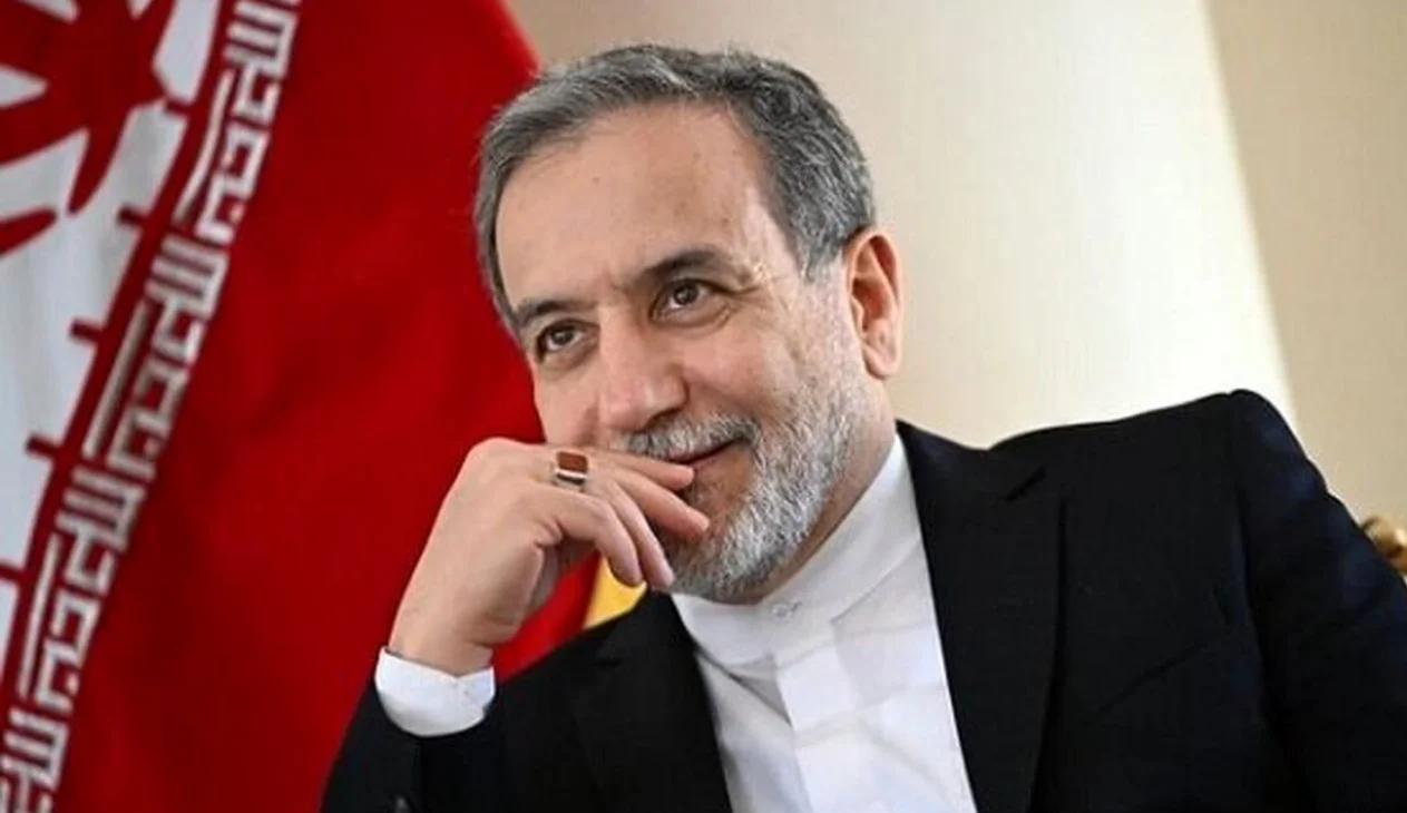 سفر در زمان؛ «عباس عراقچی» در دوران جنگ و در کنار همرزمانش در جبهه؛ دهه 60 - تصویر شاخص