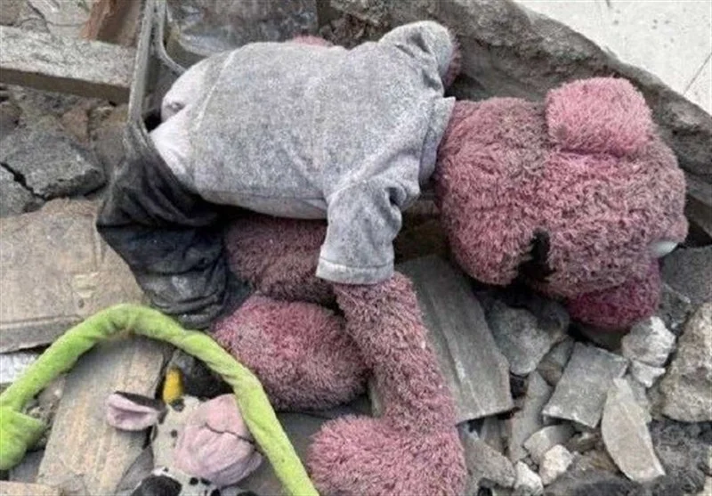 دلنوشته «جناب‌خان» برای صاحب عروسک جامانده در آوار جنگ مو به تن تان سیخ می کند - تصویر شاخص