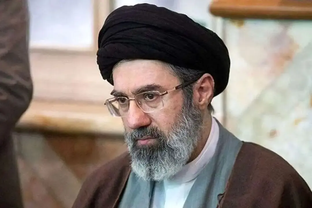 کودکی آیت الله سید مجتبی خامنه ای/ فرزندان رهبر شهید از کوچک به بزرگ - تصویر شاخص