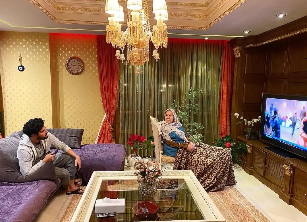 dr-hal-tmashai-tloizion-ba-madr-bzrg-okti-aainksh-