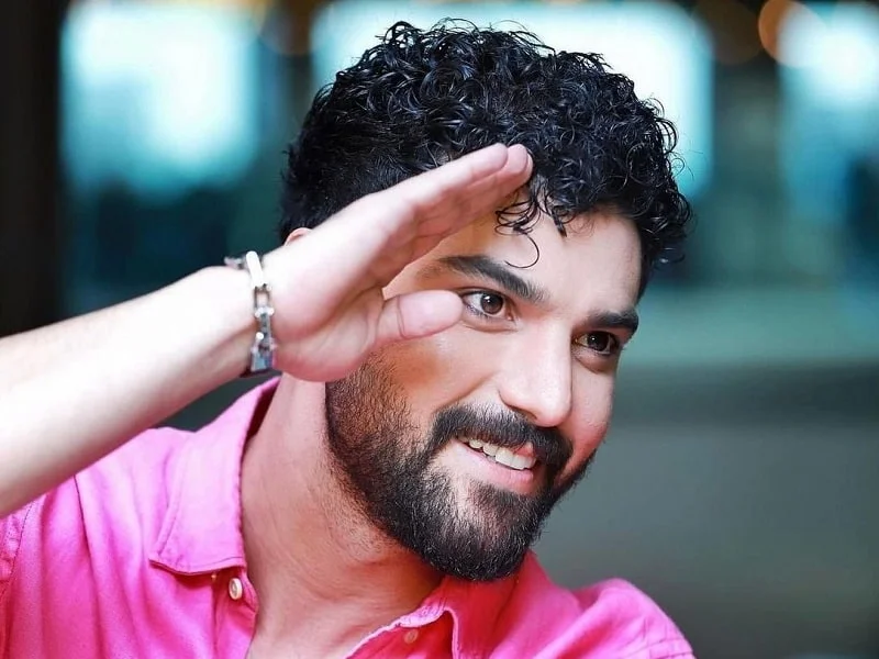 سینا مهراد (مجری برنامه کاپیتان) چرا ازدواج نمیکنه؟ - تصویر شاخص