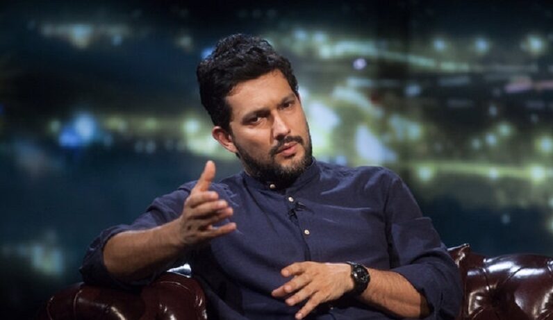 حامد بهداد تغییرچهره داد؛ آقای بازیگر با این حجم از موی فر قابل شناسایی نیست - تصویر شاخص
