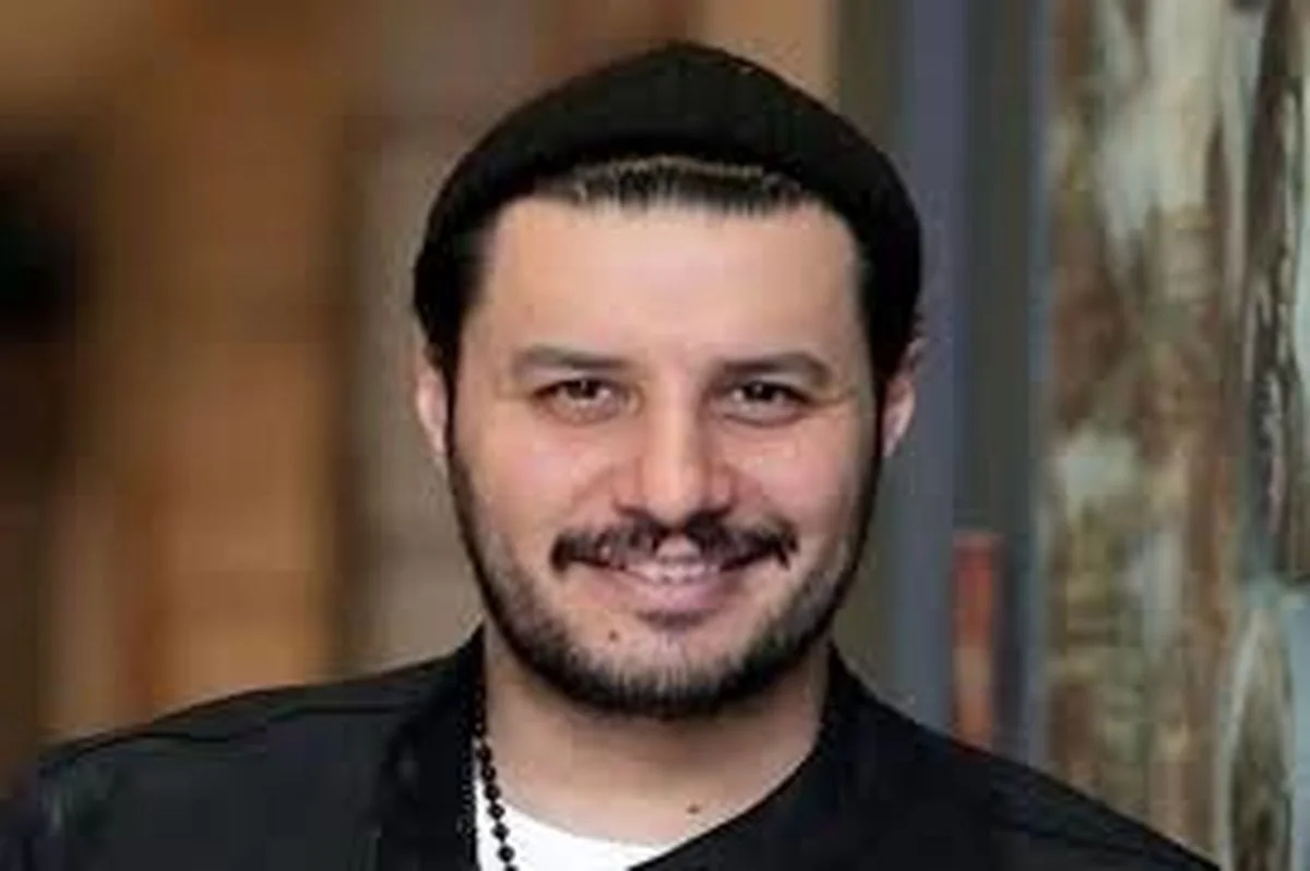 سفر در زمان؛ «جواد عزتی» در حال دریافت تقدیرنامه از «ضرغامی»؛ دهۀ 80 - تصویر شاخص