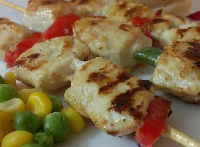 طرز تهیه«شیشلیک عربی»؛ طعم دودی و دلچسب جوجه کباب به سبک خاورمیانه - تصویر شاخص