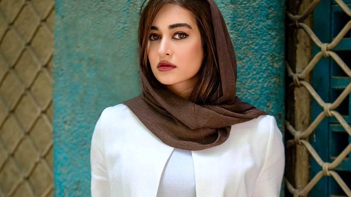عکس| سفر در زمان؛ صمیمیت «مهلقا مینوش» در کنار «بهنام تشکر» در پشتصحنه