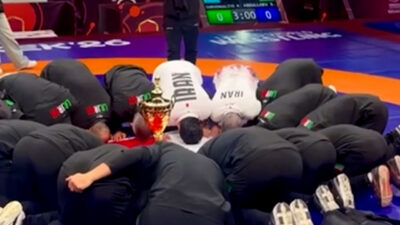 سجده تیم ملی کشتی به پرچم ایران پس از قهرمانی