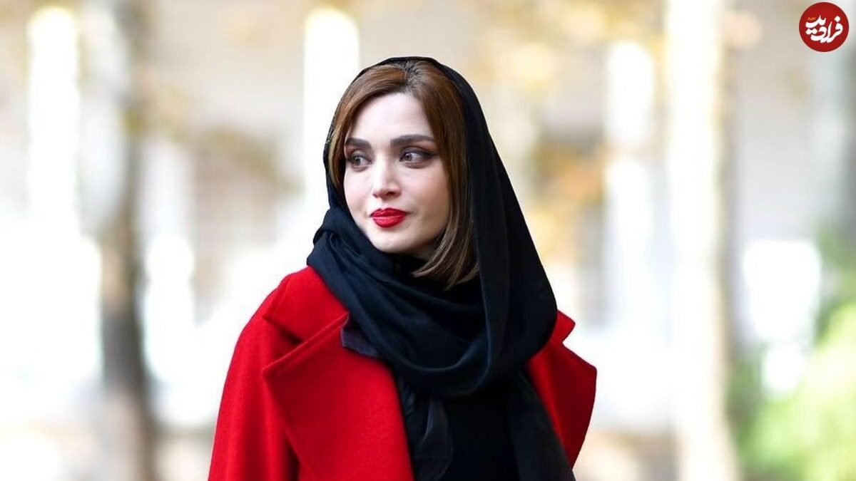 تیپ و ژست خاص «بهنوش طباطبایی» در نمایش «آدامسخوانی»؛ سال 95