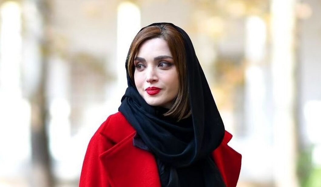 بهنوش طباطبایی در حال خواندن فیلمنامه در پشت‌صحنه با چهره زیبا + عکس - تصویر شاخص