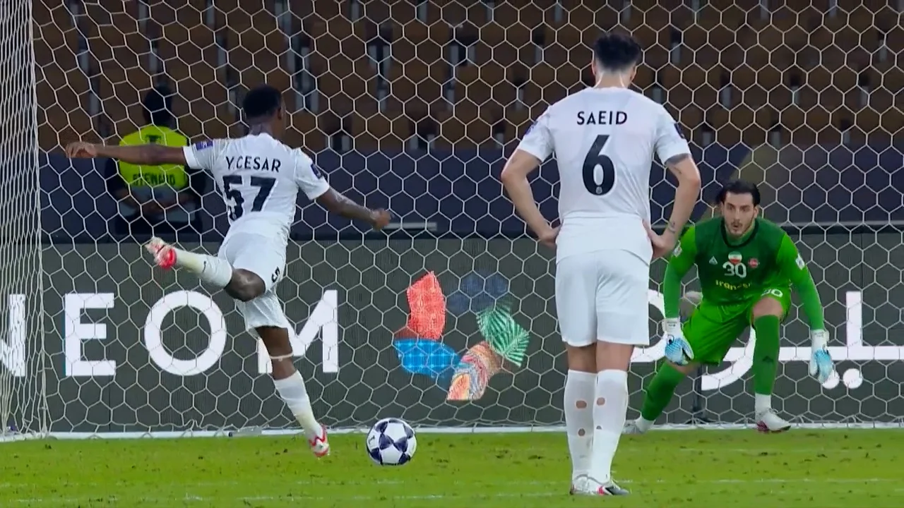 گل اول شباب الاهلی به تراکتور (سزار) - تصویر شاخص