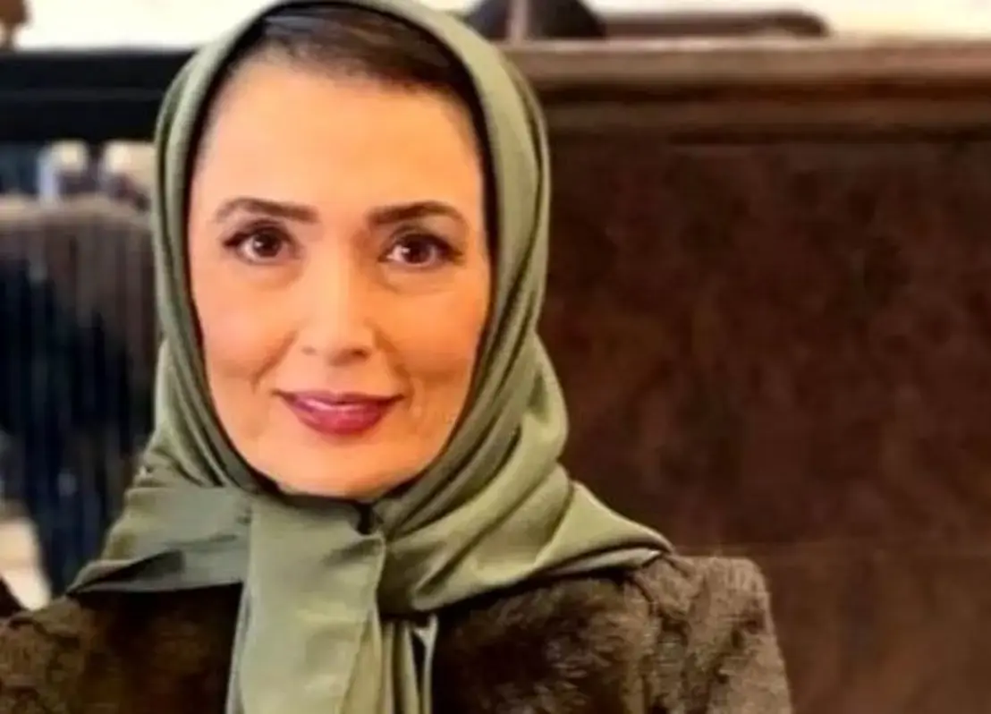 عکس| تیپ و چهرۀ «آتنه فقیه نصیری» روی صحنه تئاتر؛ سال 93 - تصویر شاخص