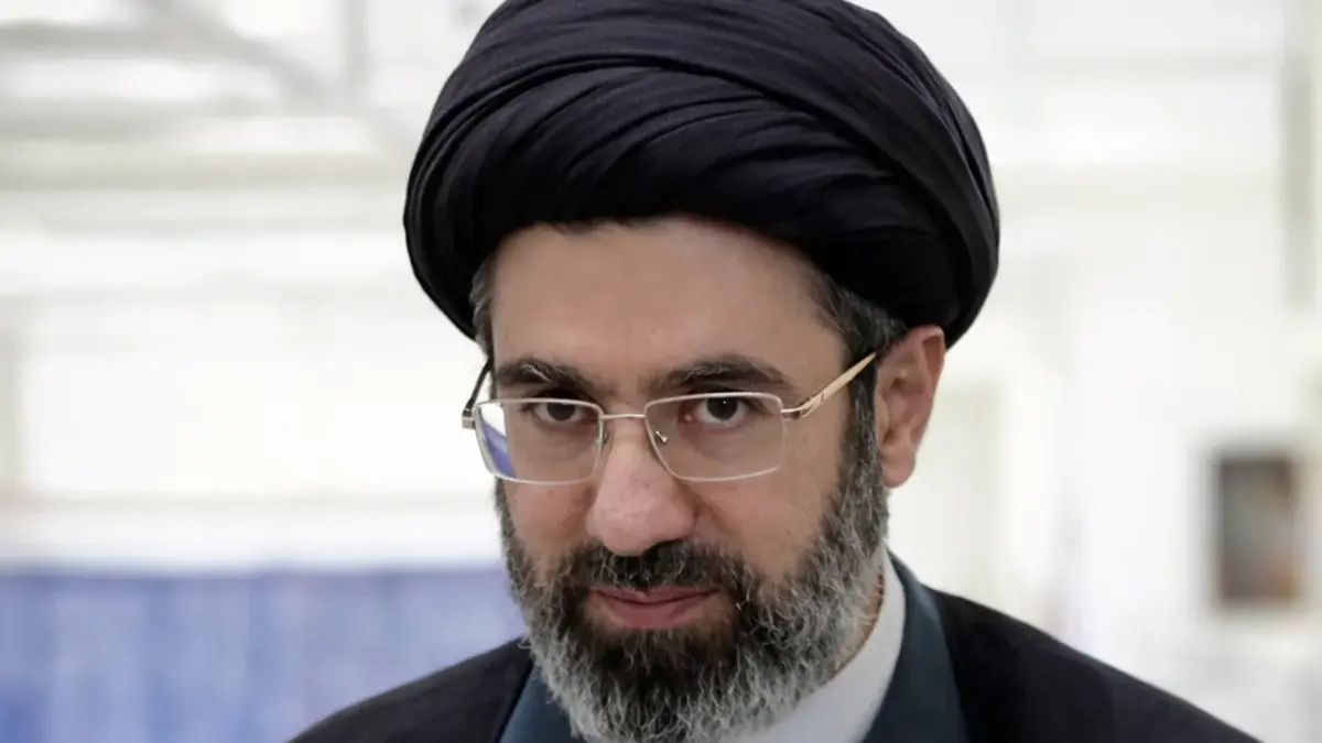 رهبر انقلاب را در دوران جوانی دیدهاید؟ + عکس