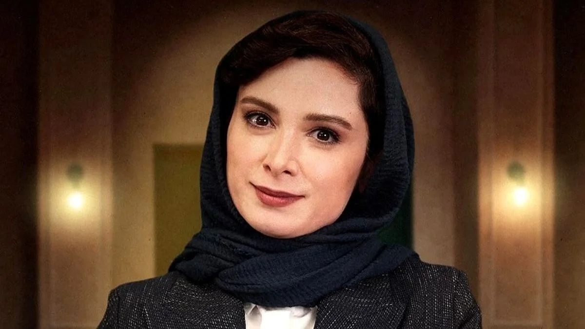 سفر در زمان؛ تیپ و چهرۀ متفاوت «فرناز رهنما» بر روی صحنۀ تئاتر؛ سال 93 - تصویر شاخص