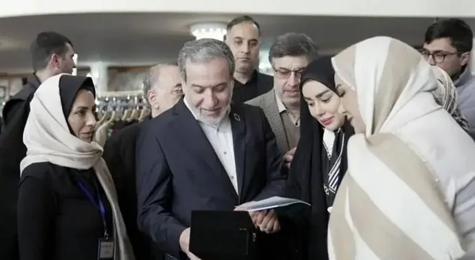 جشن تولد خاص دختر عباس عراقچی با کیک کرومی و حضور همسر دومش/ چرا این عکس‌ها وایرال شد؟ - تصویر شاخص