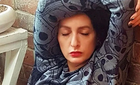 عکس| تیپ و ژست متفاوت شقایق دهقان سیگار به دست با آرایش غلیظ - تصویر شاخص