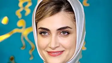 عکس| نگاهی به استایل الناز ملک بازیگر چشم رنگی سریال گل سنگ در اکران مردمی / ساده و شیک بودن امضای شخصی خانم بازیگر - تصویر شاخص