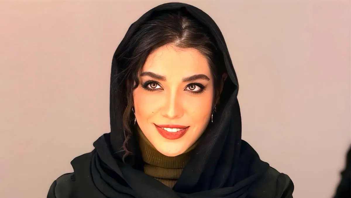 ساناز امامیه با اجرای زنده با آهنگ گوگوش بر روی صحنه تئاتر ترکوند + ویدیو - تصویر شاخص