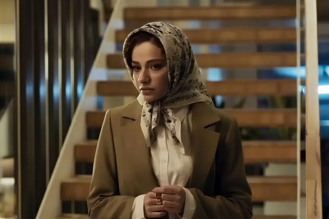 مهتاب ثروتی با چهره جدیدش همه را شوکه کرد/ سر کچل و لباس سفید؟ - تصویر شاخص