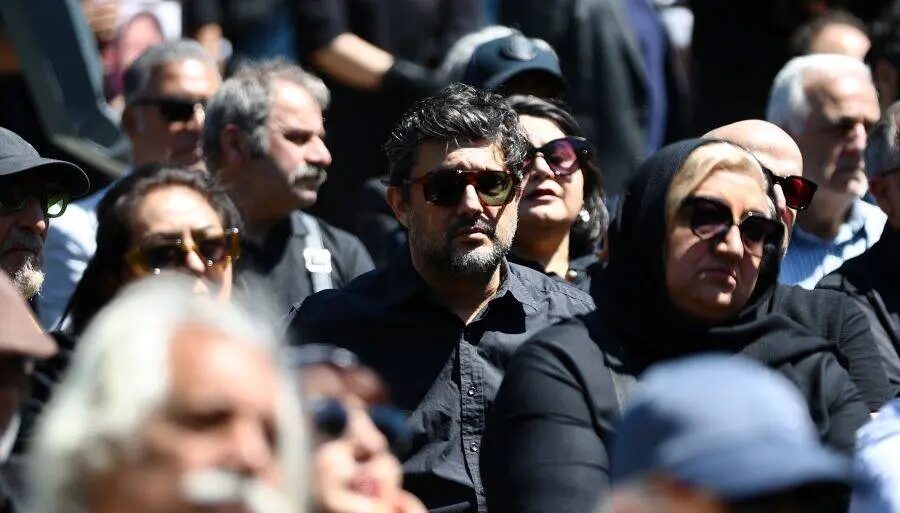 فیلم| خوش و بش صمیمانه حامد کمیلی با حامد بهداد در مراسم تشییع بهناز نازی سوژه شد - تصویر شاخص