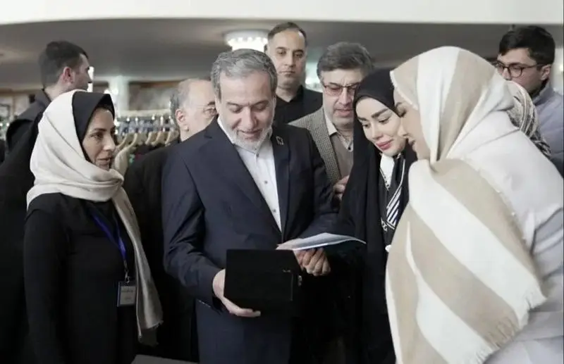 سید عباس عراقچی وزیر امور خارجه  و همسرش 
