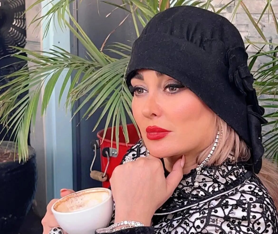 استایل مجلسی الهام حمیدی در کنار خواننده محبوب + عکس - تصویر شاخص