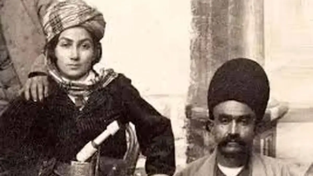 عکس | سفر در زمان ؛ تصویری شگفتانگیز از «پسران رقاص» در دل تاریخ قاجار!