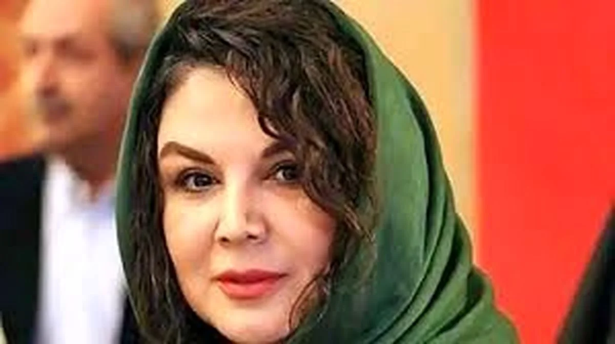 سفر در زمان؛ ژست جالب «شهره سلطانی» 11 سال قبل روی صحنه تئاتر - تصویر شاخص