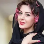 عکس| سوگل قلاتیان با استایل جین میان قفسه‌های کتاب