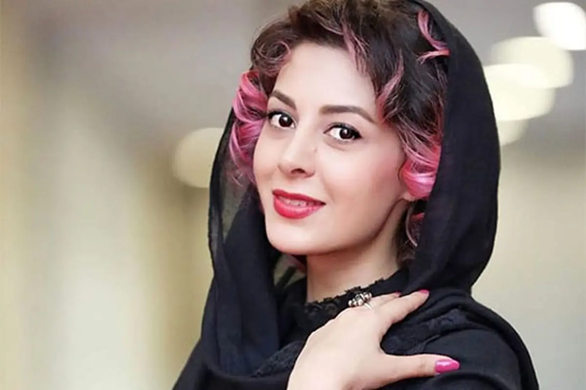 عکس| سوگل قلاتیان با استایل جین میان قفسه‌های کتاب - تصویر شاخص