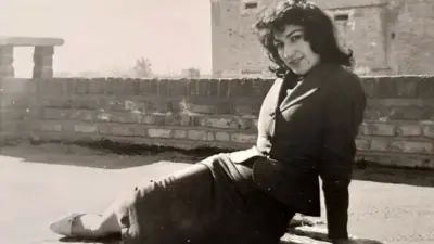 فروغ فرخزاد مدلینگ شده بود / عکاسی جذاب روی پشت‌بام - تصویر شاخص