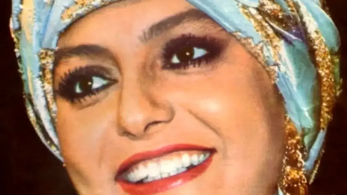 نگاهی جادویی به خانه گوگوش در ولنجک؛ تصویر قدیمی از گوگوش را در منزل شخصی اش در سال 1367
