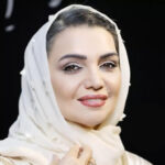 الهام پاوهنژاد با موهای چتری و استایل طوسی، جذابیتی نو در مراسم رونمایی کتاب صوتی