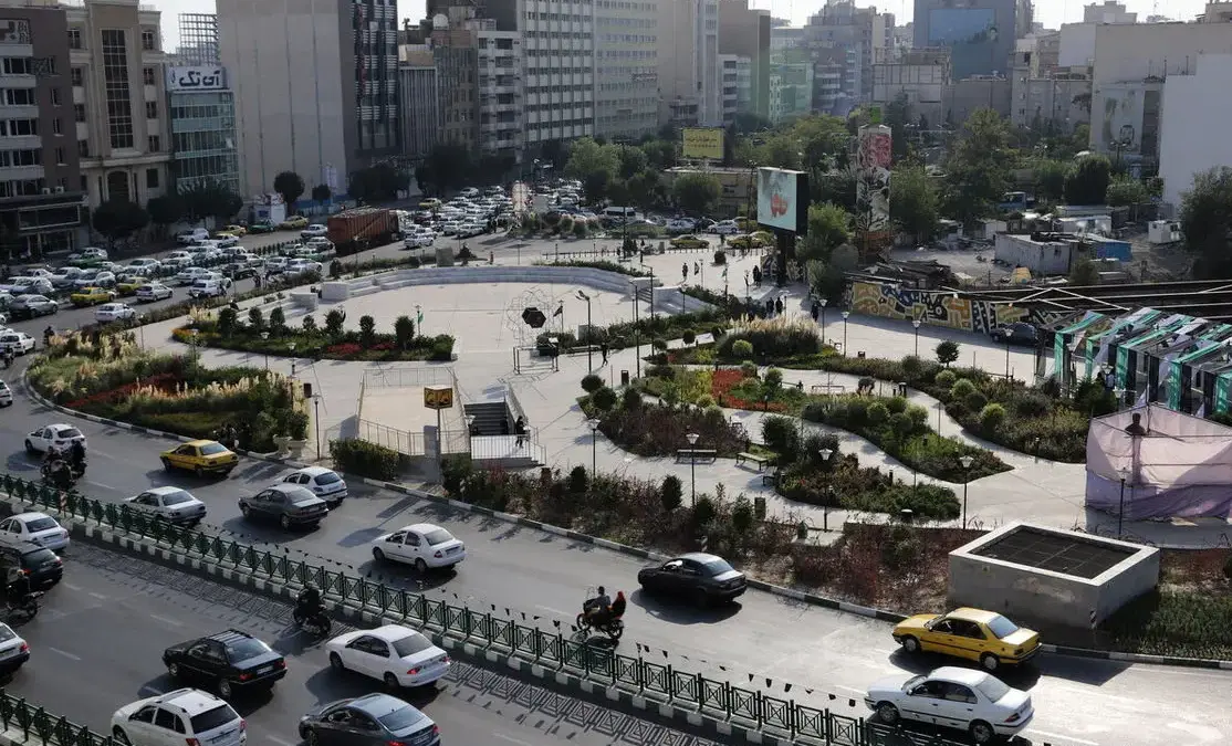سفر به دل تهران قدیم؛ تصویری نادر و جذاب از میدان هفت تیر در سال 1352 که نمی‌دانستید وجود دارد!