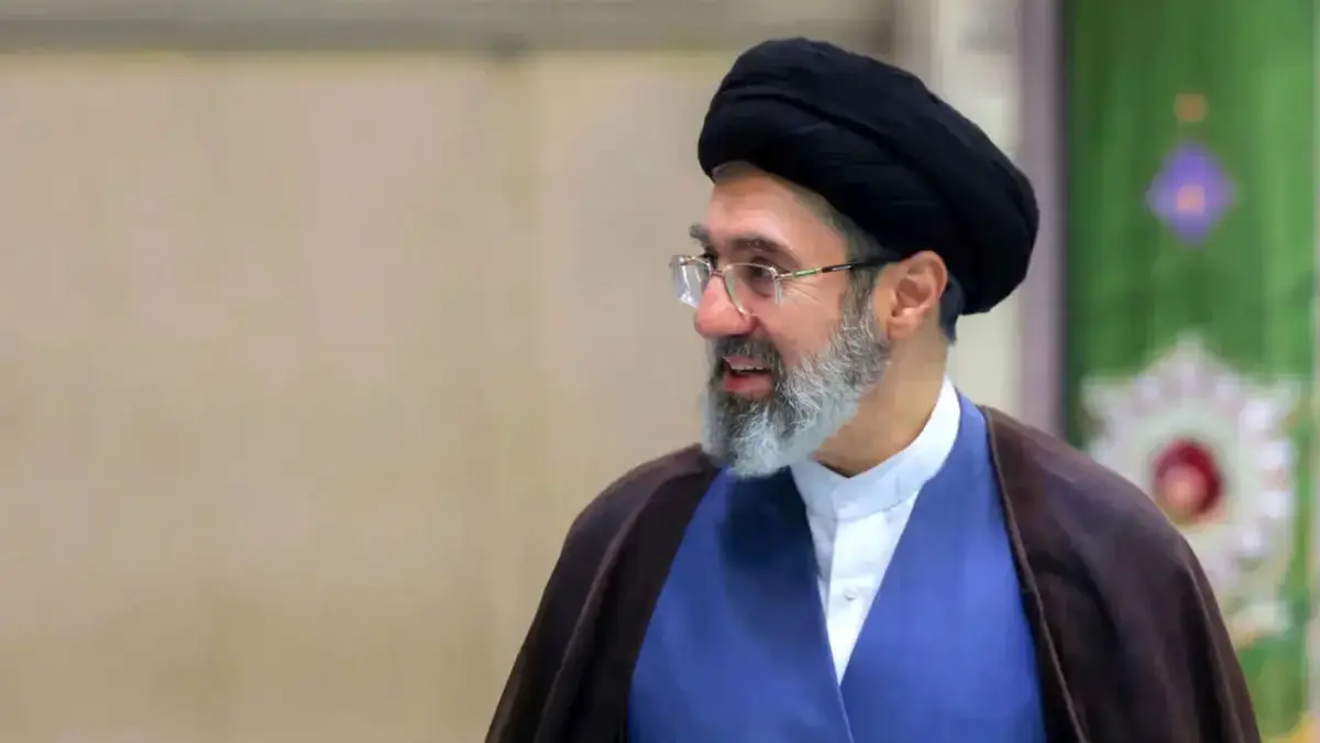 عکس| کفش اسپورت آیت الله سیدمجتبی خامنه‌ای عبا و قبایش