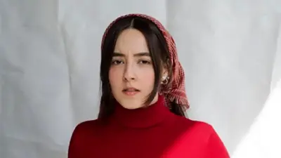 ظهور حیرت‌انگیز به‌آفرید غفاریان با موهای آبی در اکران مردمی؛ استایلی که همه را شگفت‌زده کرد! - تصویر شاخص